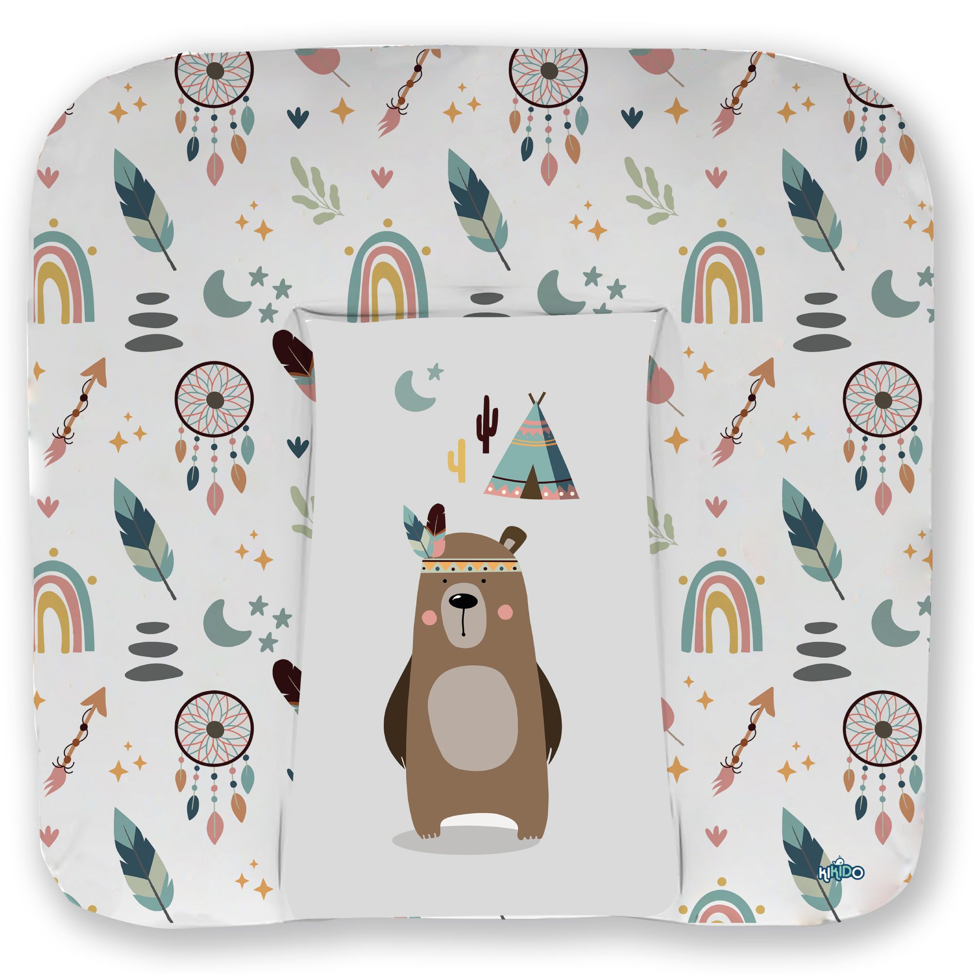 Wickelauflage mit Muster aus Federn, Regenbogen und Traumfängern. Zentrales Motiv: Bär mit indianischem Kopfschmuck.
