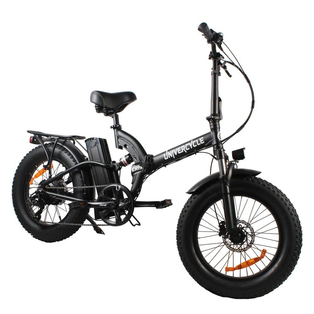 Schwarzes E-Bike mit breiten Reifen. Marke Univercycle, Modell B4(Eris). Vollfederung, Gepäckträger, Akku.