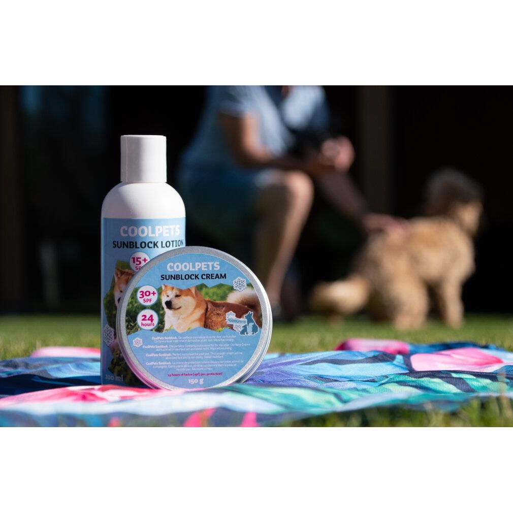 Zwei Behälter COOLPETS Sunblock. Eine Flasche Lotion und eine Dose Creme. Auf der Creme steht SPF 30+ und 24 Stunden Schutz.