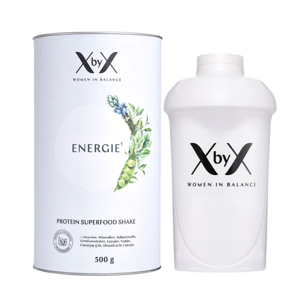 Weißer Behälter und Shaker mit 'XbyX Energie' Aufdruck. 'Protein Superfood Shake' und 500g.