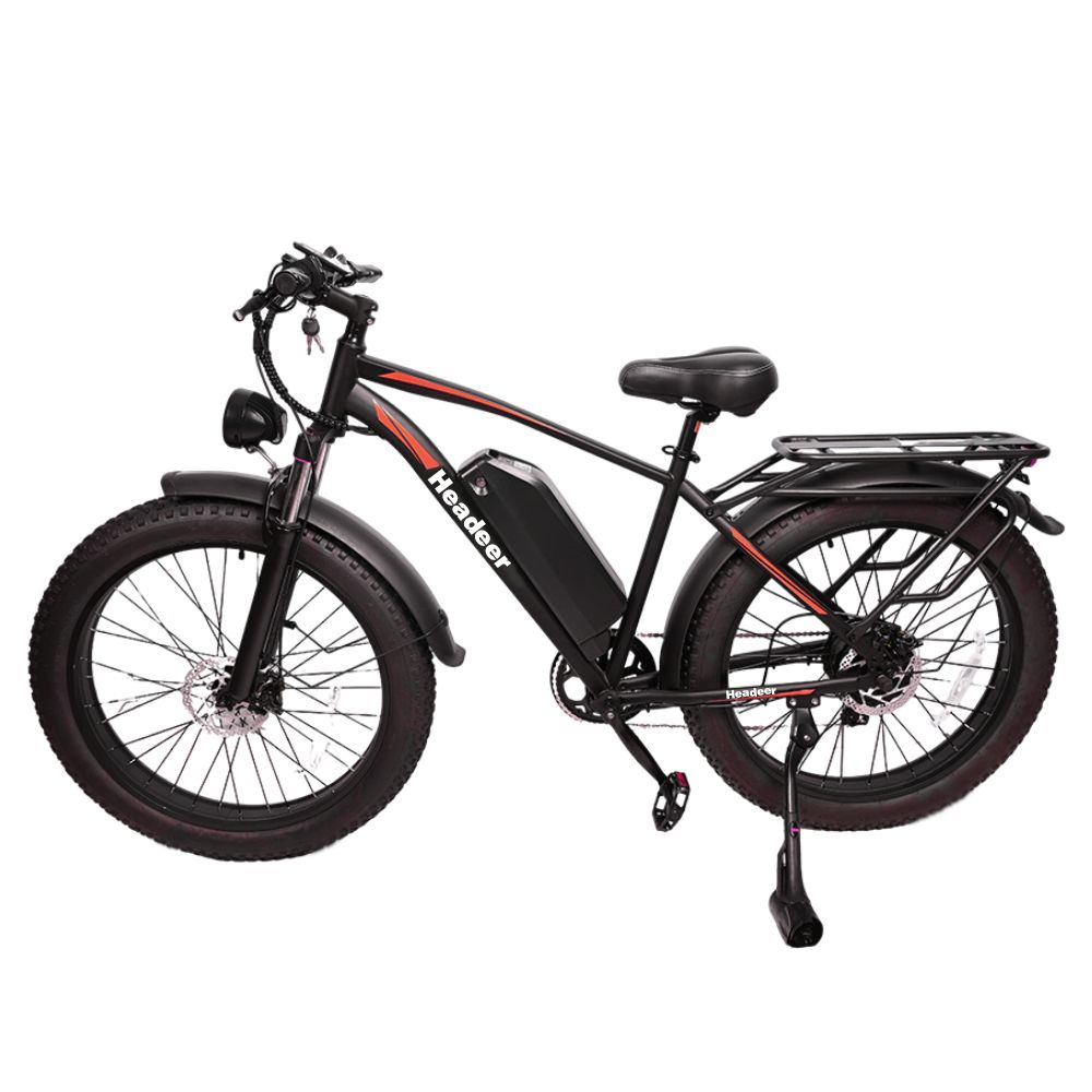 Schwarzes E-Bike mit roten Akzenten. Sichtbar: Headeer-Logo, breite Reifen, Gepäckträger, Kotflügel und Scheinwerfer.