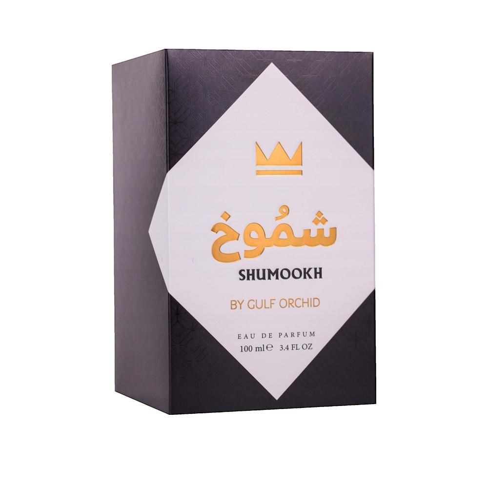 Schwarze rechteckige Verpackung mit weißem Diamanten und goldenem Text. Enthält arabische Schriftzeichen und "SHUMOOKH".