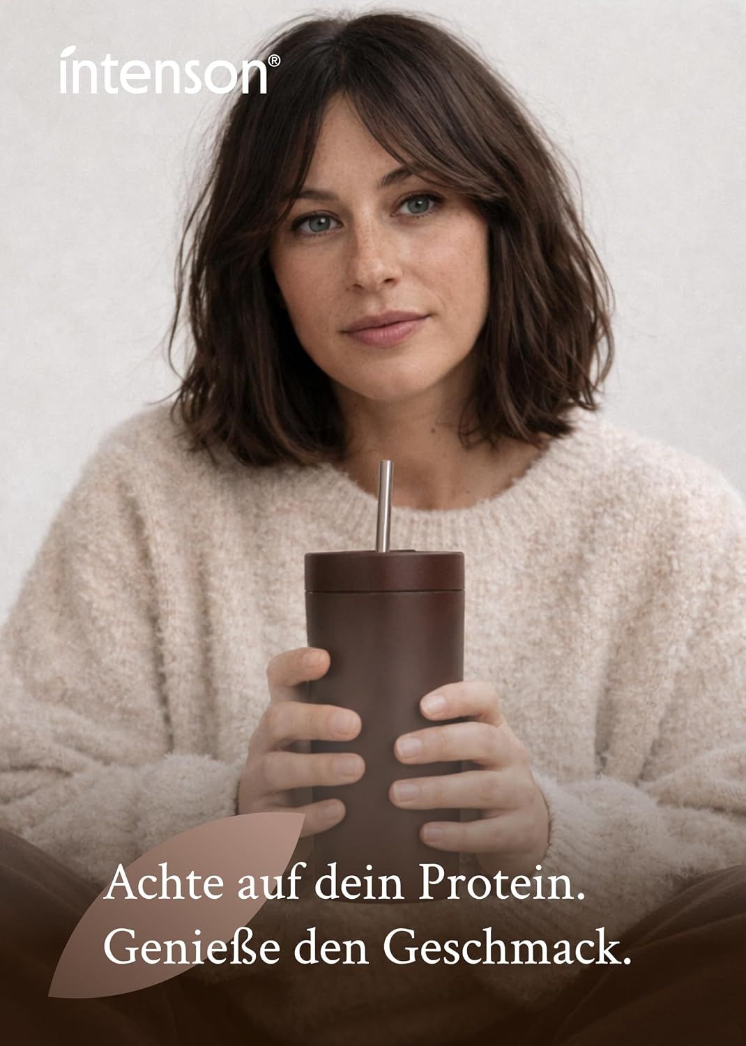 Vibrationsplatte mit zwei schwarzen Trittflächen, Fernbedienung und Maßangaben.