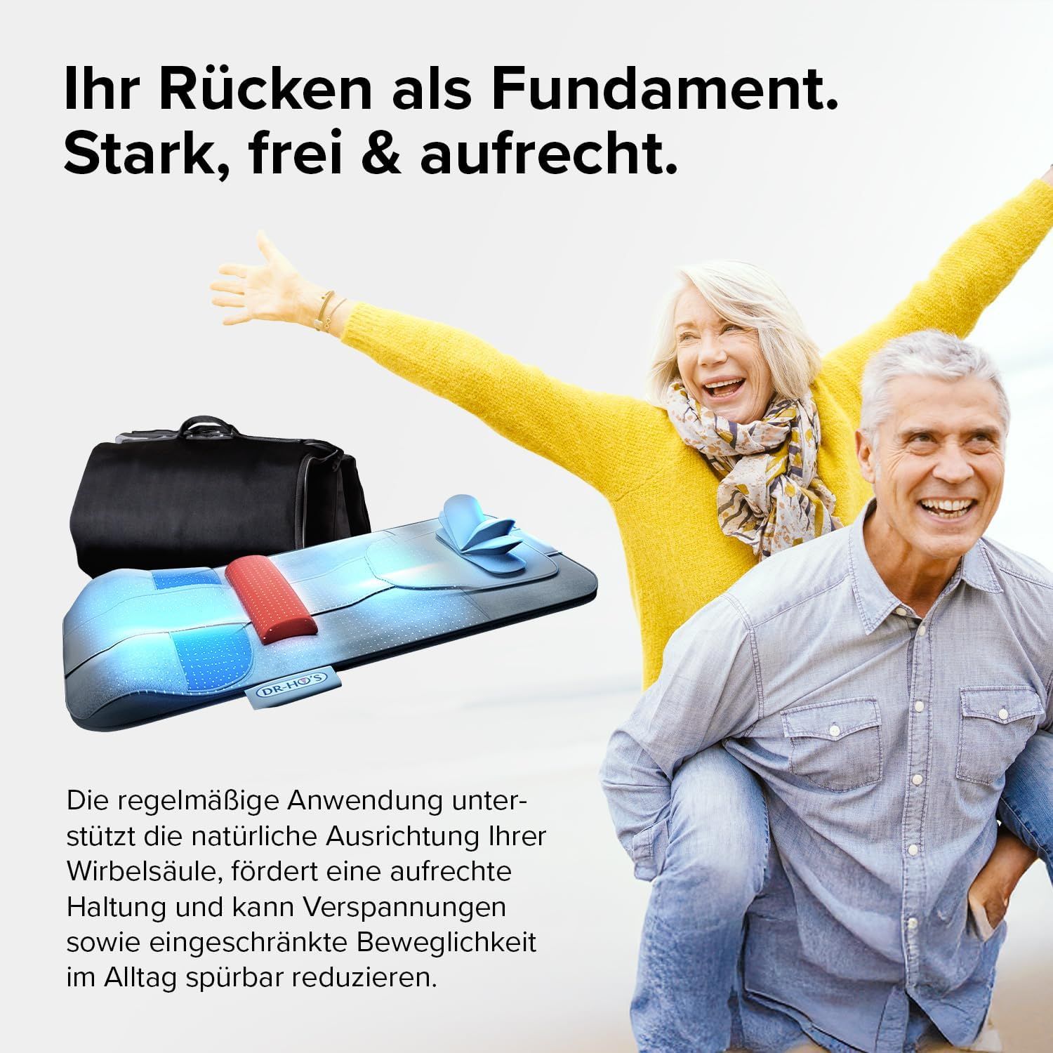 Älteres Paar lacht, während die DR-HO'S MotionSolution Matte im Vordergrund liegt, die eine gesunde Wirbelsäule fördert.