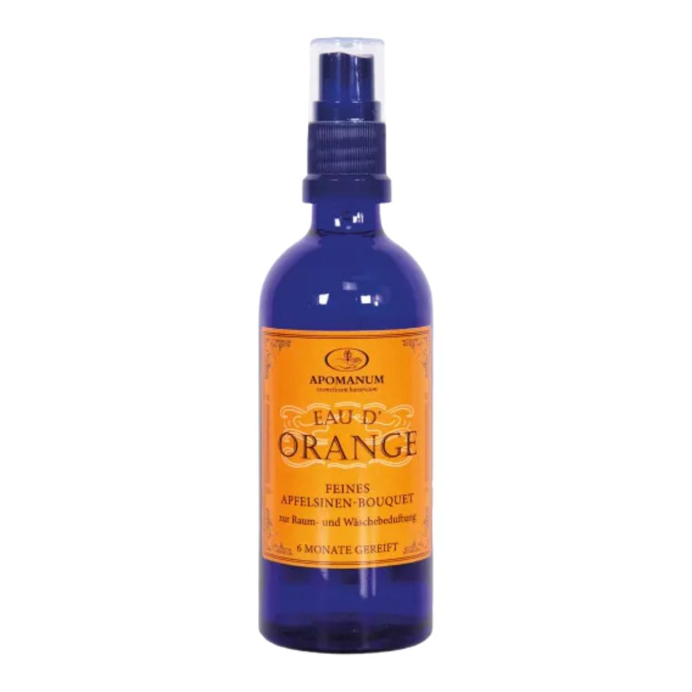 Blaue Flasche mit Sprühkopf. Aufschrift: Eau d'Orange, Feines Apfelsinen-Bouquet. Marke: Apomanum.