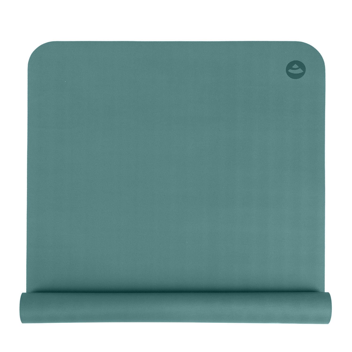 Türkisfarbene Yogamatte, teilweise gerollt. Logo in der Ecke. Rechteckige Form mit abgerundeten Ecken.