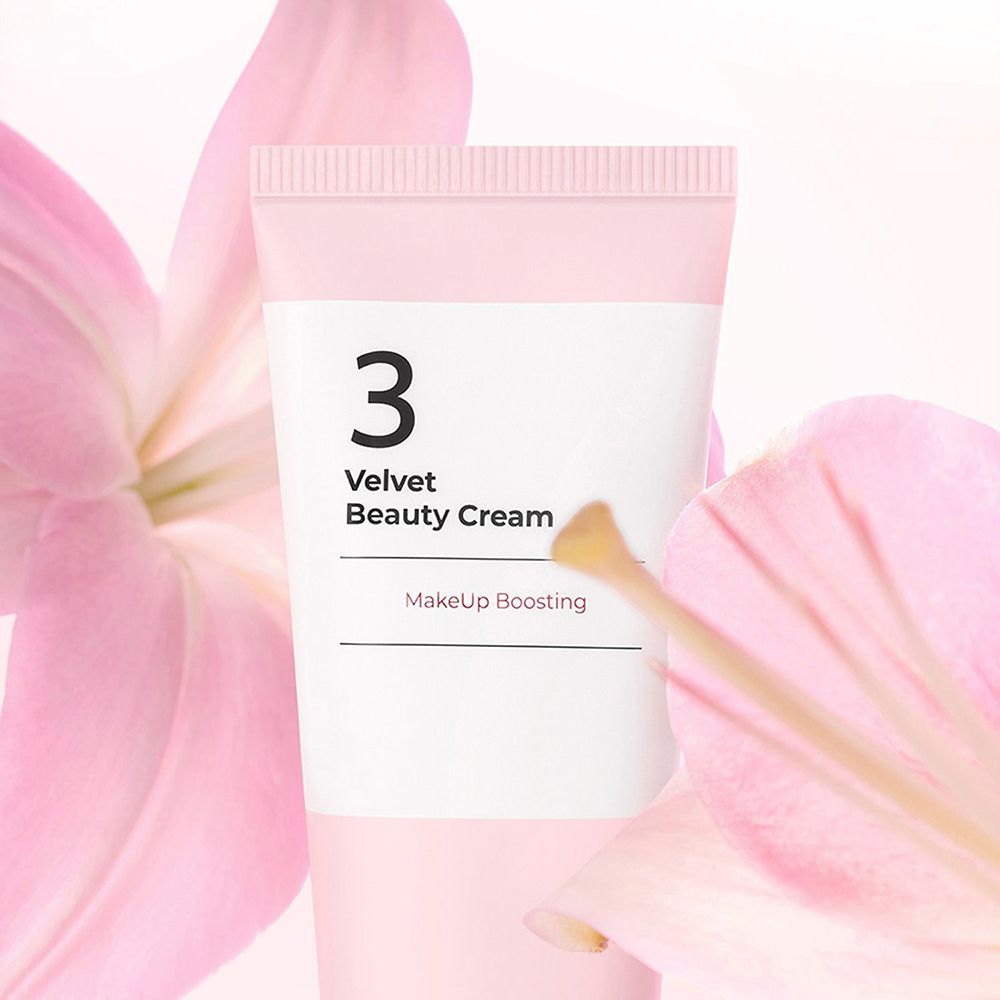Creme-Tube mit rosa und weißem Design. Aufschrift: 3 Velvet Beauty Cream. Marke: numbuz:n. Mit rosa Blüten.