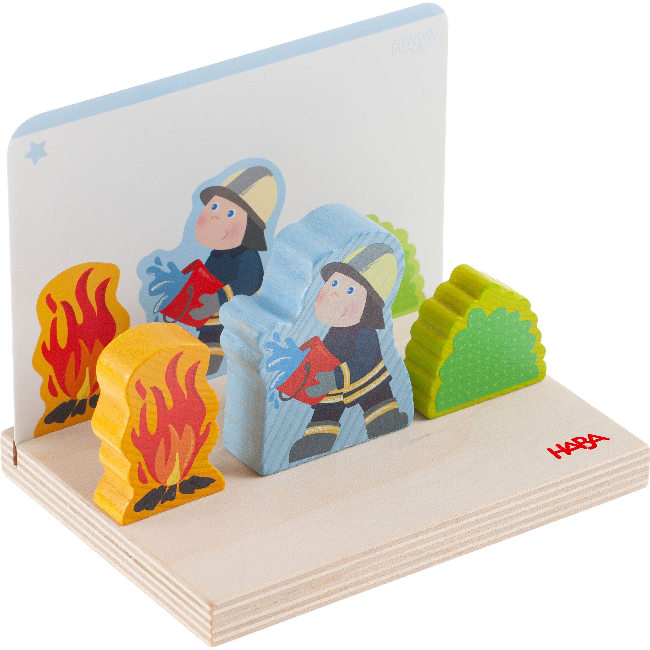Holzspielzeug mit Feuerwehrleuten, Flammen und einem grünen Busch. HABA-Logo auf der Basis.