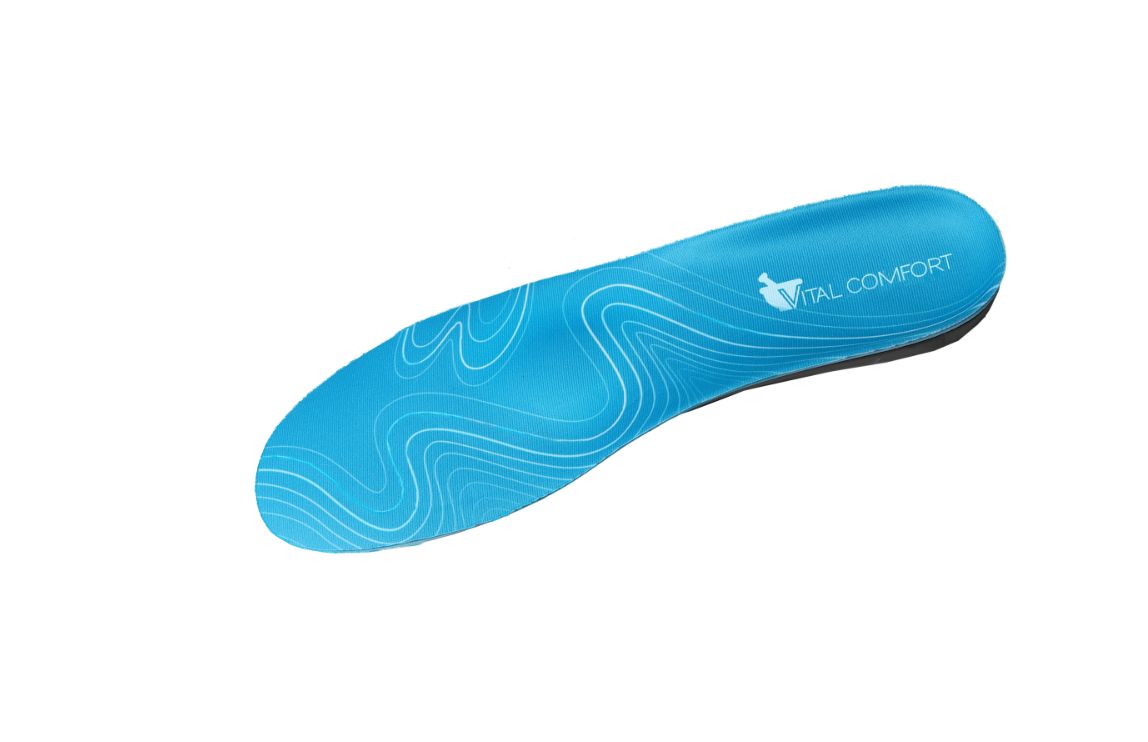 Blaue Einlegesohle mit Vital Comfort Logo. Wellenförmige Muster auf der Oberfläche. Schwarze Unterseite.