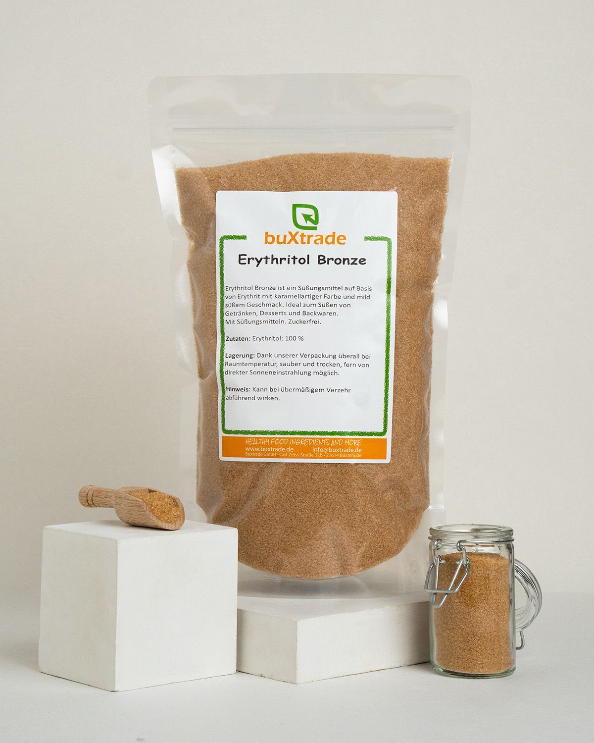 buxtrade Erythritol Bronze in einer Verpackung, mit Schaufel und Glas.