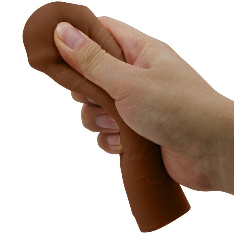 Penishülle, braun, in Hand gehalten. Oberfläche mit Adern strukturiert.