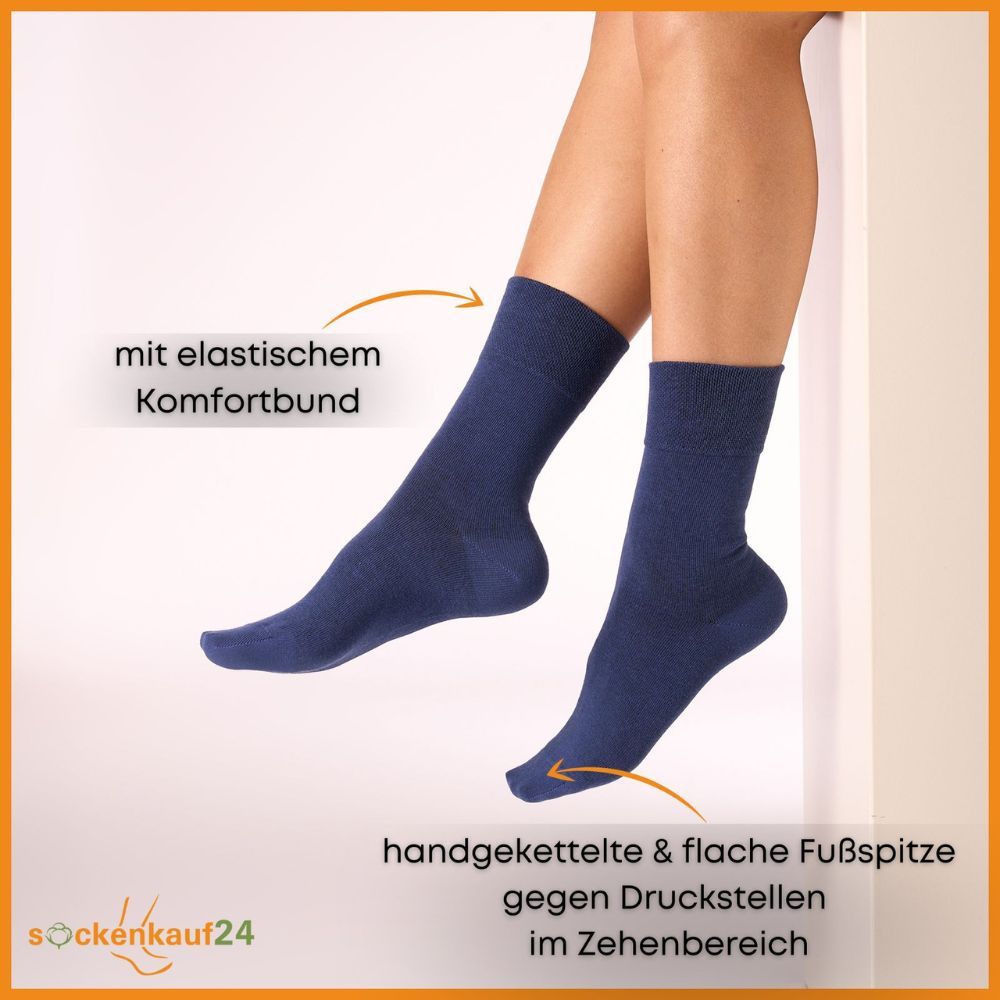 Blaue Diabetiker Socken am Bein. Text: Mit elastischem Komfortbund, handgekettelte & flache Fußspitze. Marke: sockenkauf24.