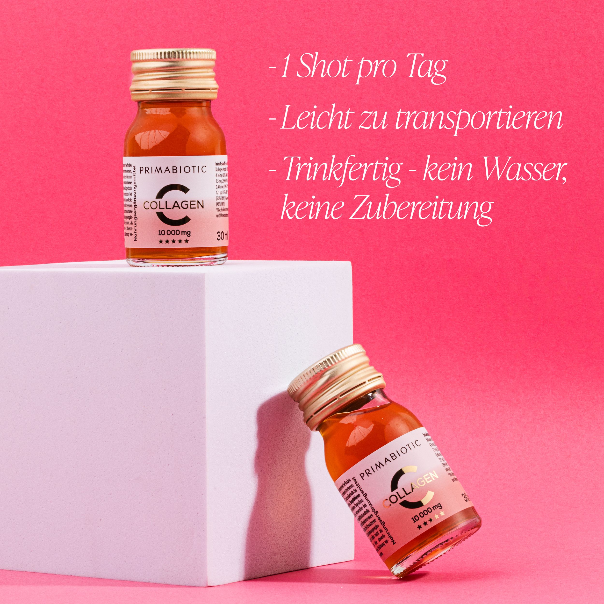 Zwei Flaschen Primabiotic Collagen Summer. Aufdruck: Primabiotic, Collagen, 10.000 mg. Flaschen stehen auf einem weißen Würfel vor pinkem Hintergrund.
