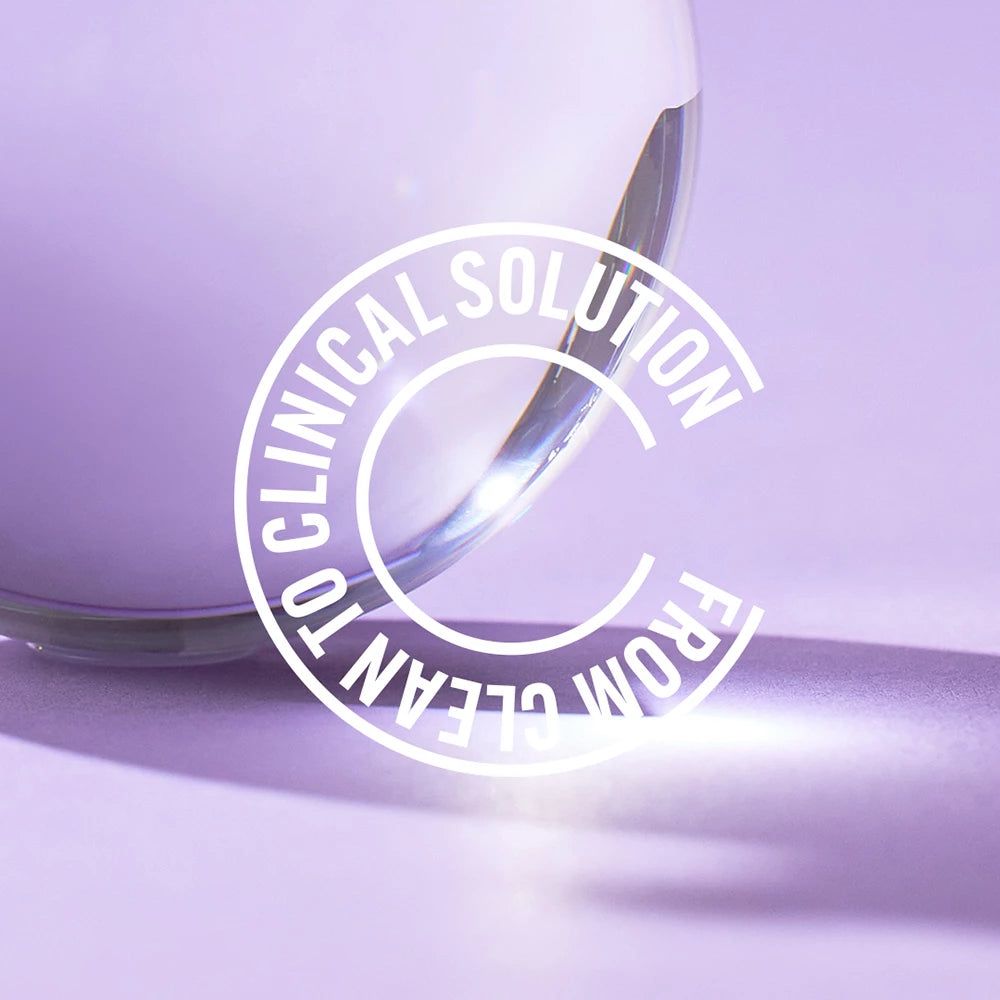 Nahaufnahme einer Flasche. Auf der Flasche steht in einem Kreis 'FROM CLEAN TO CLINICAL SOLUTION'.