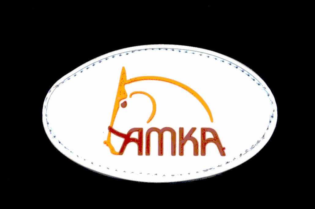 Ovales Logo mit Pferdekopf-Silhouette und Schriftzug AMKA in Orange und Rot auf weißem Grund, schwarzer Hintergrund.