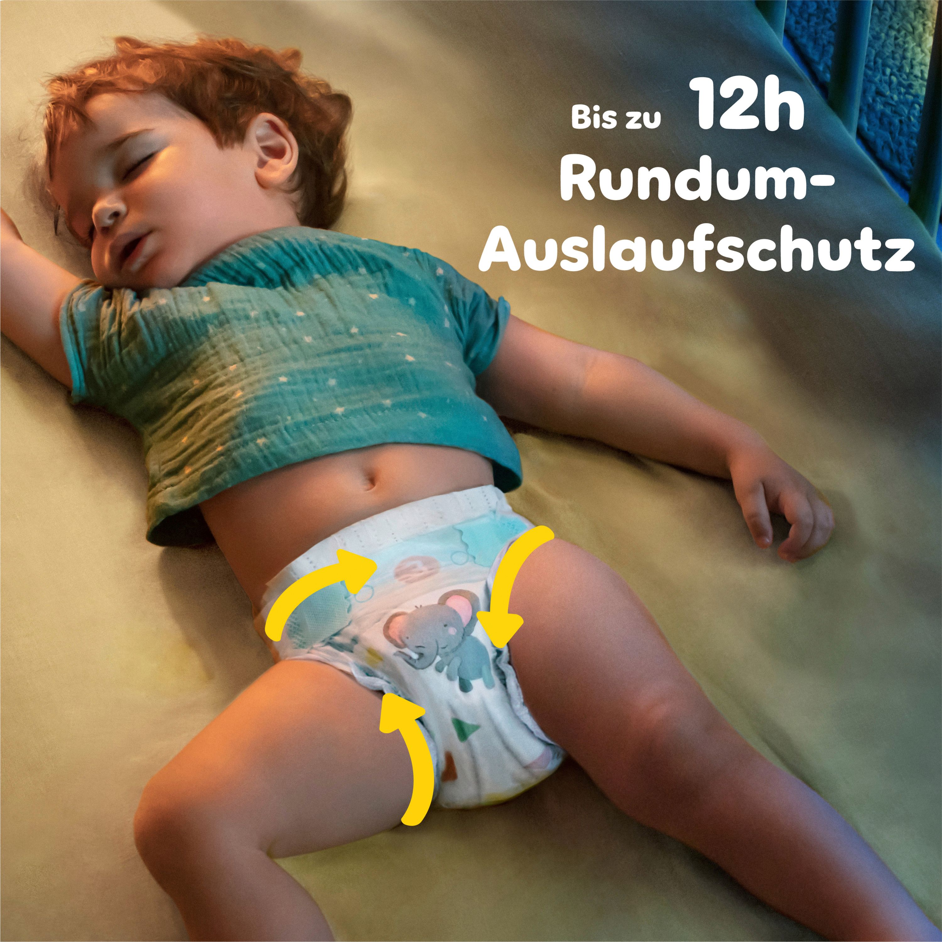 Kleinkind schläft, trägt Windel. Gelbe Pfeile zeigen die Passform. Text: Bis zu 12h Rundum-Auslaufschutz.