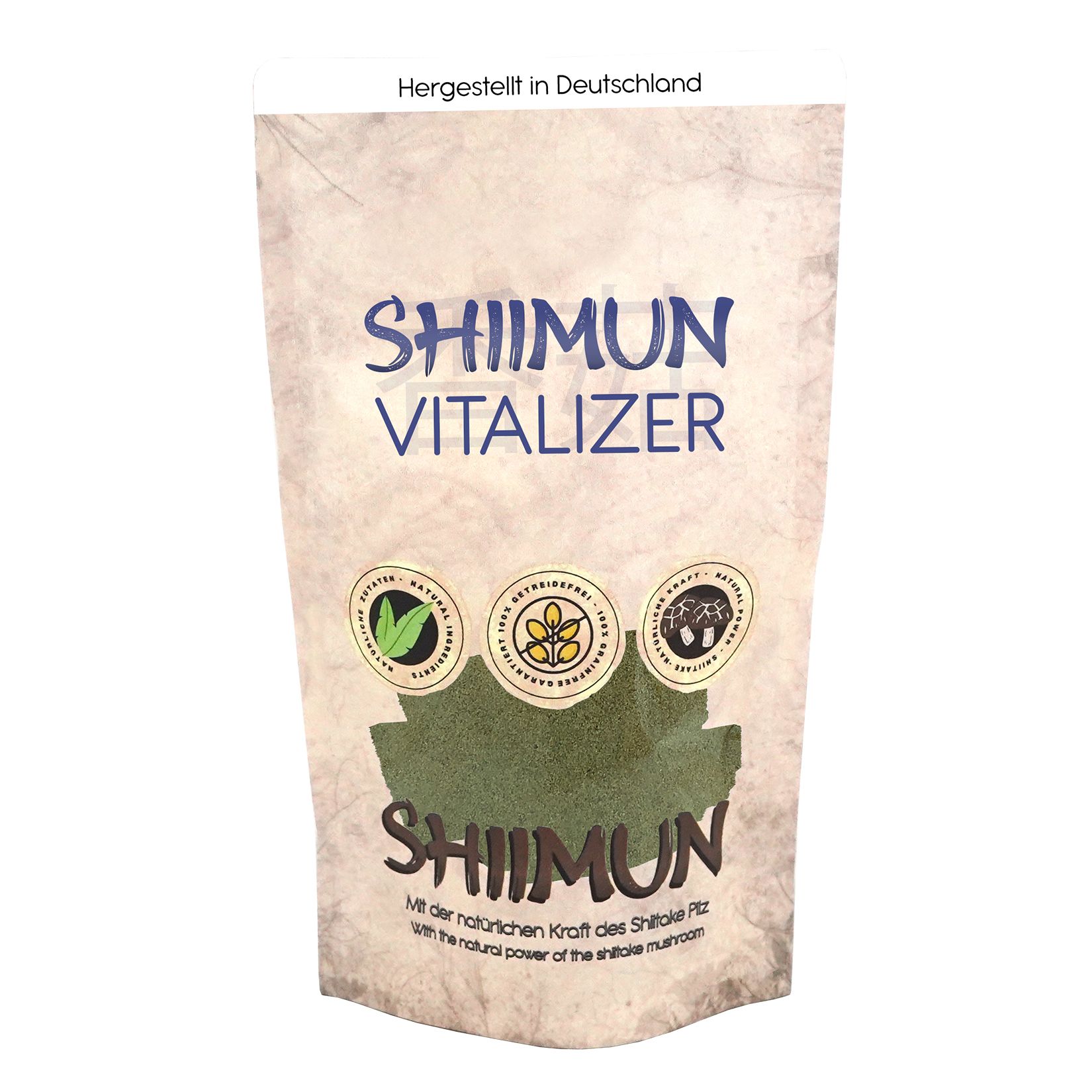 Beutel mit Shiimun Vitalizer Pulver. Oben: "Hergestellt in Deutschland". Logo mit grünen Blättern, Blume und Pilz. Text: Shiimun.