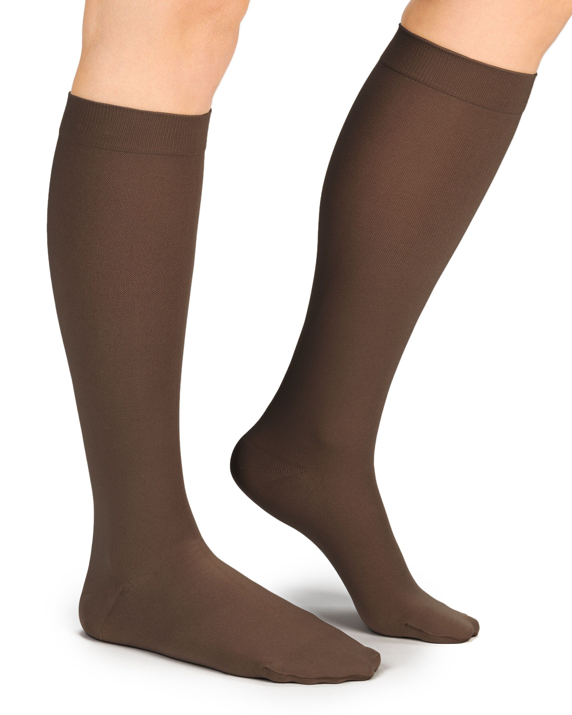 Braune Kompressions-Kniestrümpfe an Beinen. Blick von der Seite, beide Füße sind sichtbar. Strümpfe reichen bis unterhalb des Knies.