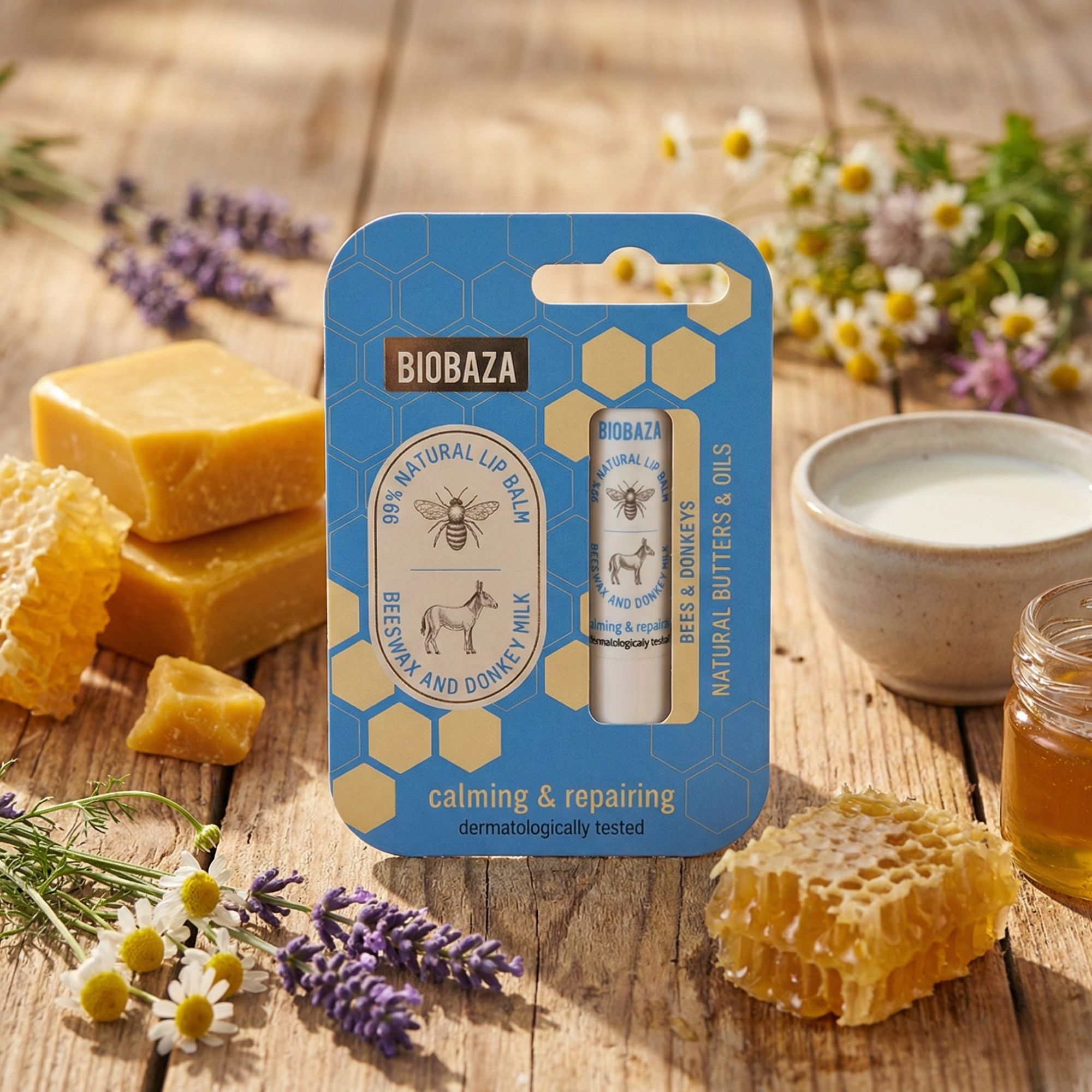 Blau-weiße Verpackung mit Lippenbalsam. Aufschrift: Biobaza, 99% Natural, Beeswax and Donkey Milk, beruhigend & reparierend.