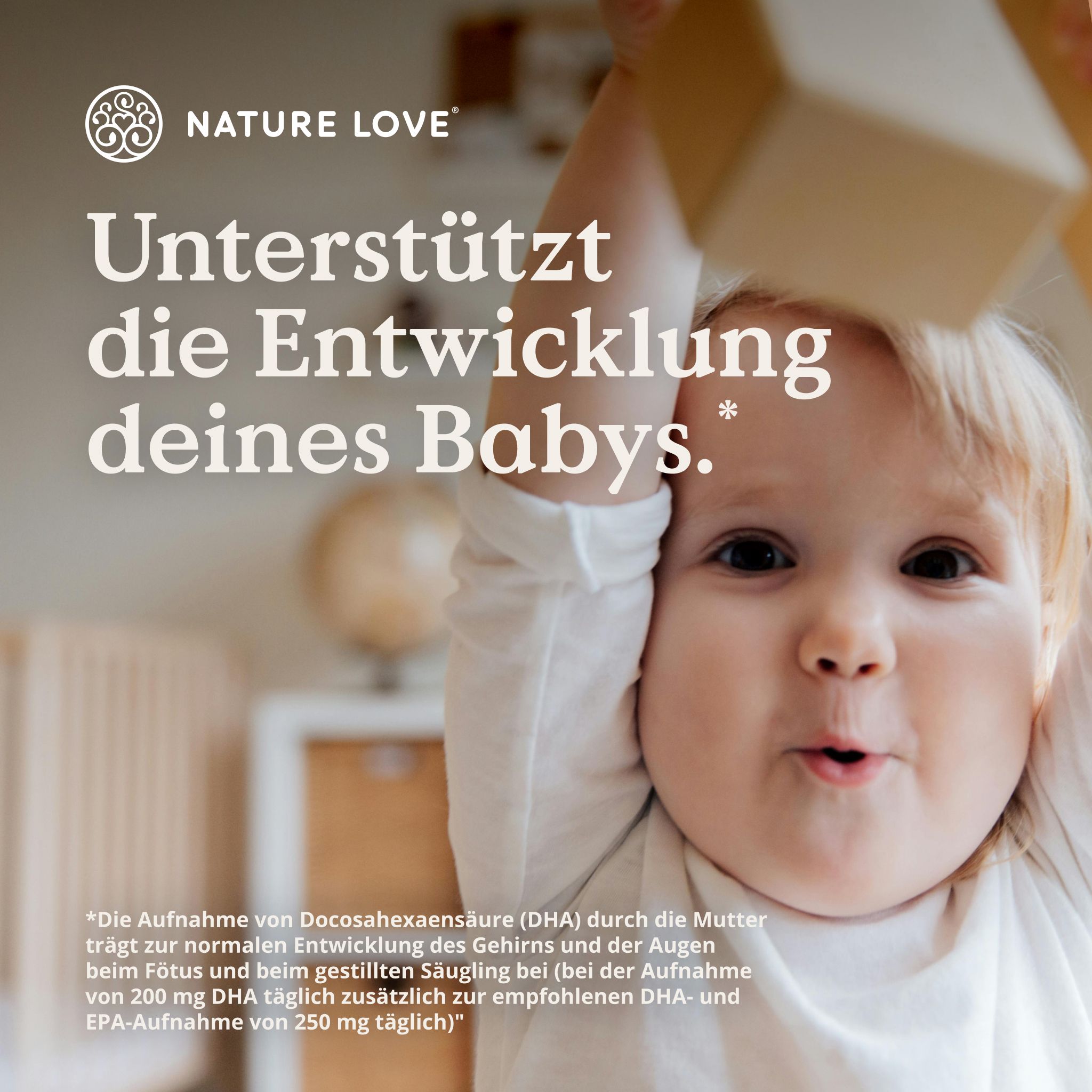 Kleinkind spielt. Text: Unterstützt die Entwicklung deines Babys. NATURE LOVE® Logo.