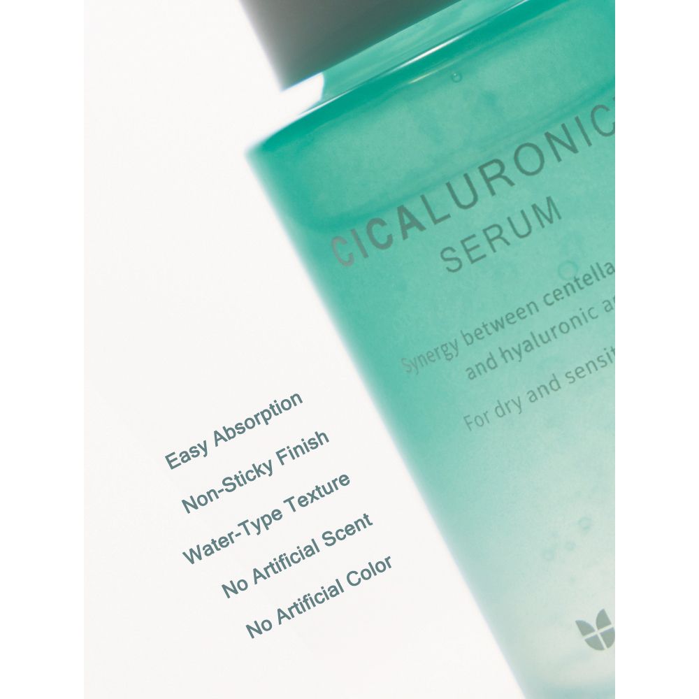 Grüne Serumflasche. Aufschrift: Cicaluronic Serum. Eigenschaften: leichte Absorption, nicht klebrig, wasserartige Textur.