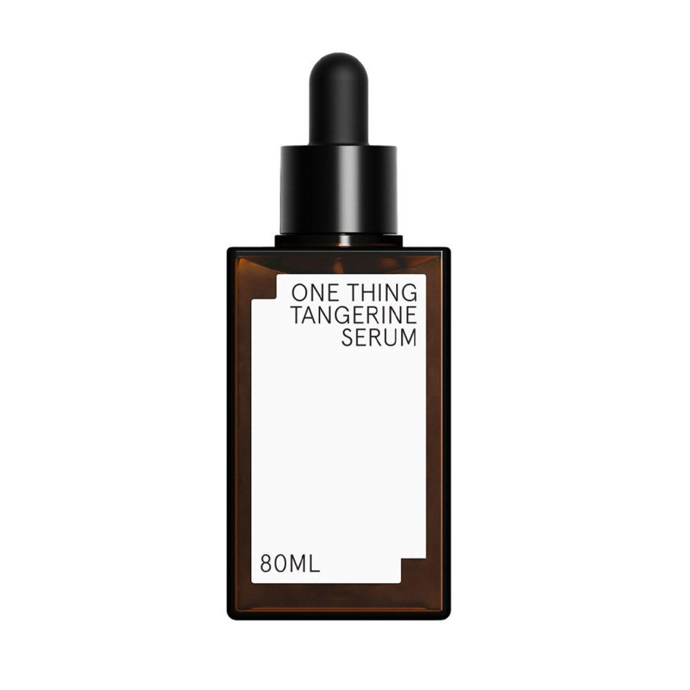 Braune Glasflasche mit schwarzem Tropfer. Aufschrift: ONE THING TANGERINE SERUM. Unten: 80ml.