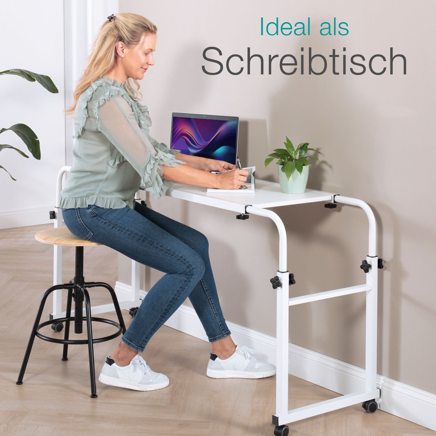 Weißer, höhenverstellbarer Wangentisch auf Rollen. Frau sitzt davor und arbeitet am Laptop. Text: Ideal als Schreibtisch.