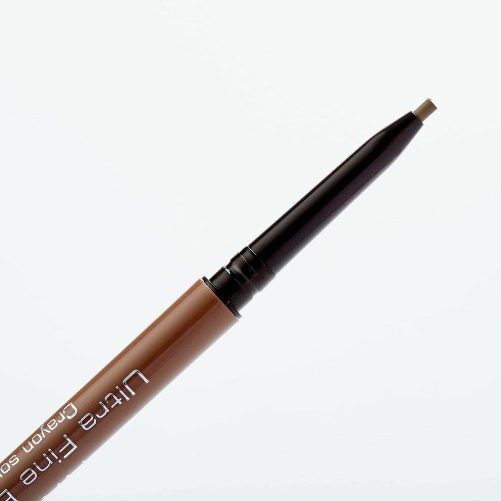 Ultra Fine Brow Liner. Brauner Augenbrauenstift. Schwarze Spitze, brauner Stift. Produkt mit Schriftzug.