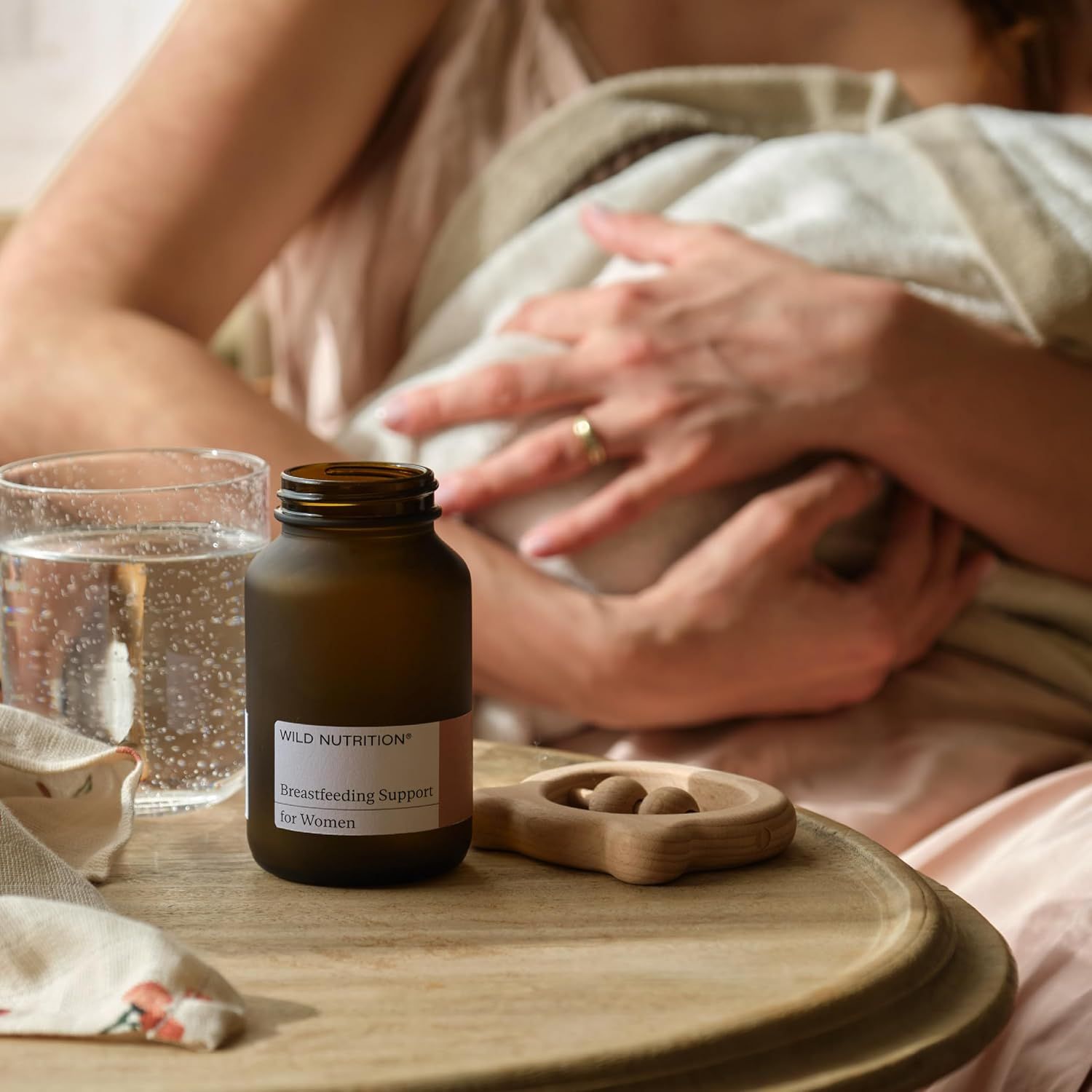 Braunglasflasche mit Etikett 'WILD NUTRITION Breastfeeding Support for Women'.