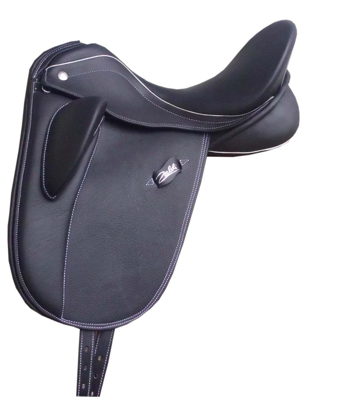 Schwarzer Dressursattel mit weißer Naht. Zaldi-Logo. Leder. Detailansicht.