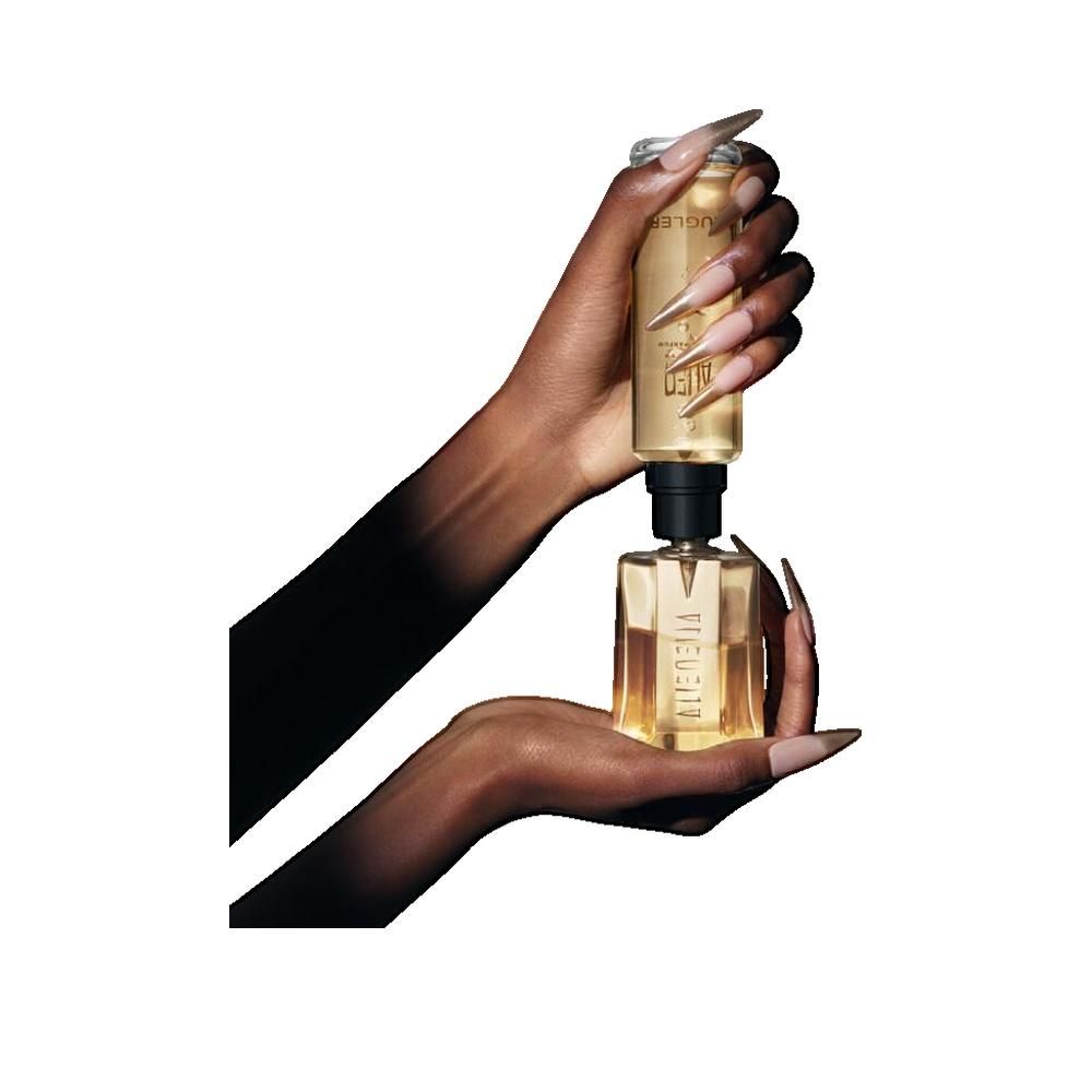 Zwei Hände halten zwei Alien-Flakons. Sichtbarer Schriftzug Alien.