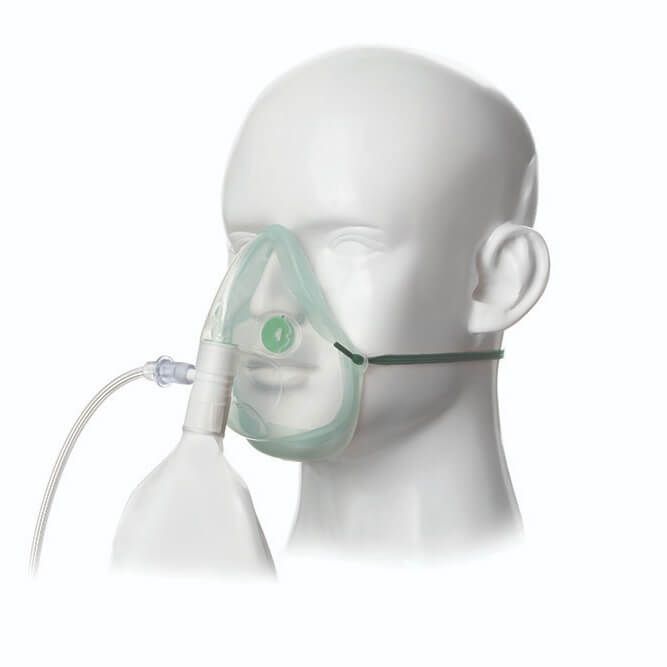 Sauerstoffmaske für Erwachsene am Kopf einer weißen Büste. Transparentes Material, grüner Rand, grünes Band, weißer Schlauch.