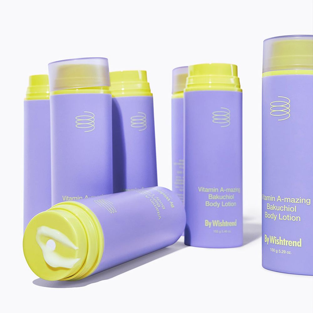 Mehrere Flaschen By Wishtrend Vitamin A-mazing Bakuchiol Body Lotion. Lila Flaschen mit gelben Deckeln. Eine Flasche liegt.