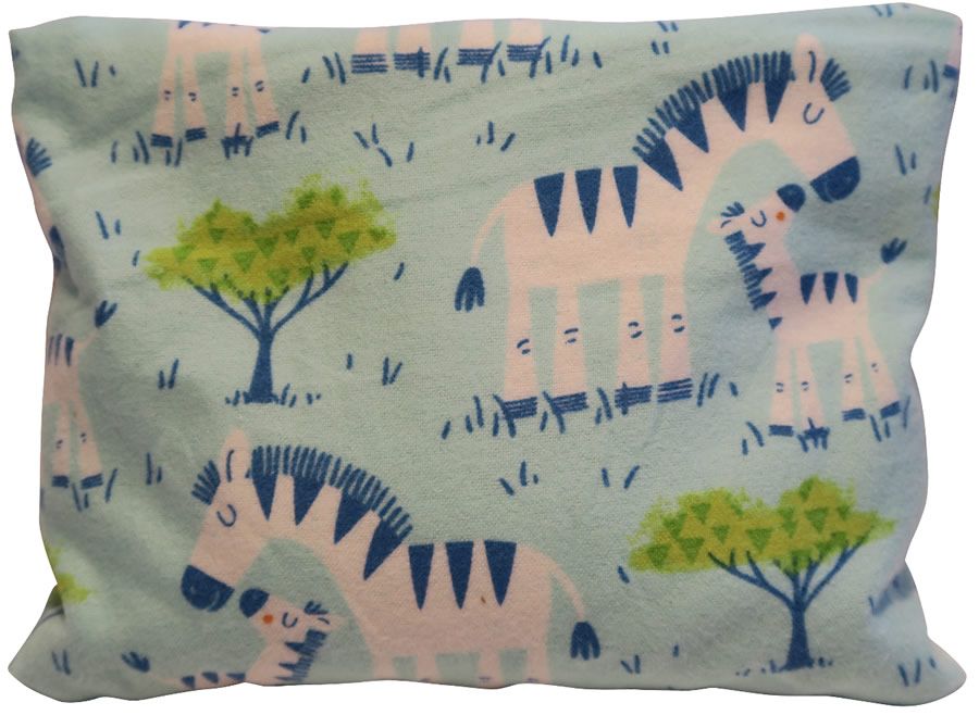 Kissen mit Zebradesign. Hellblauer Hintergrund mit rosa Zebras und blauen Streifen. Grüne Bäume und Gras.