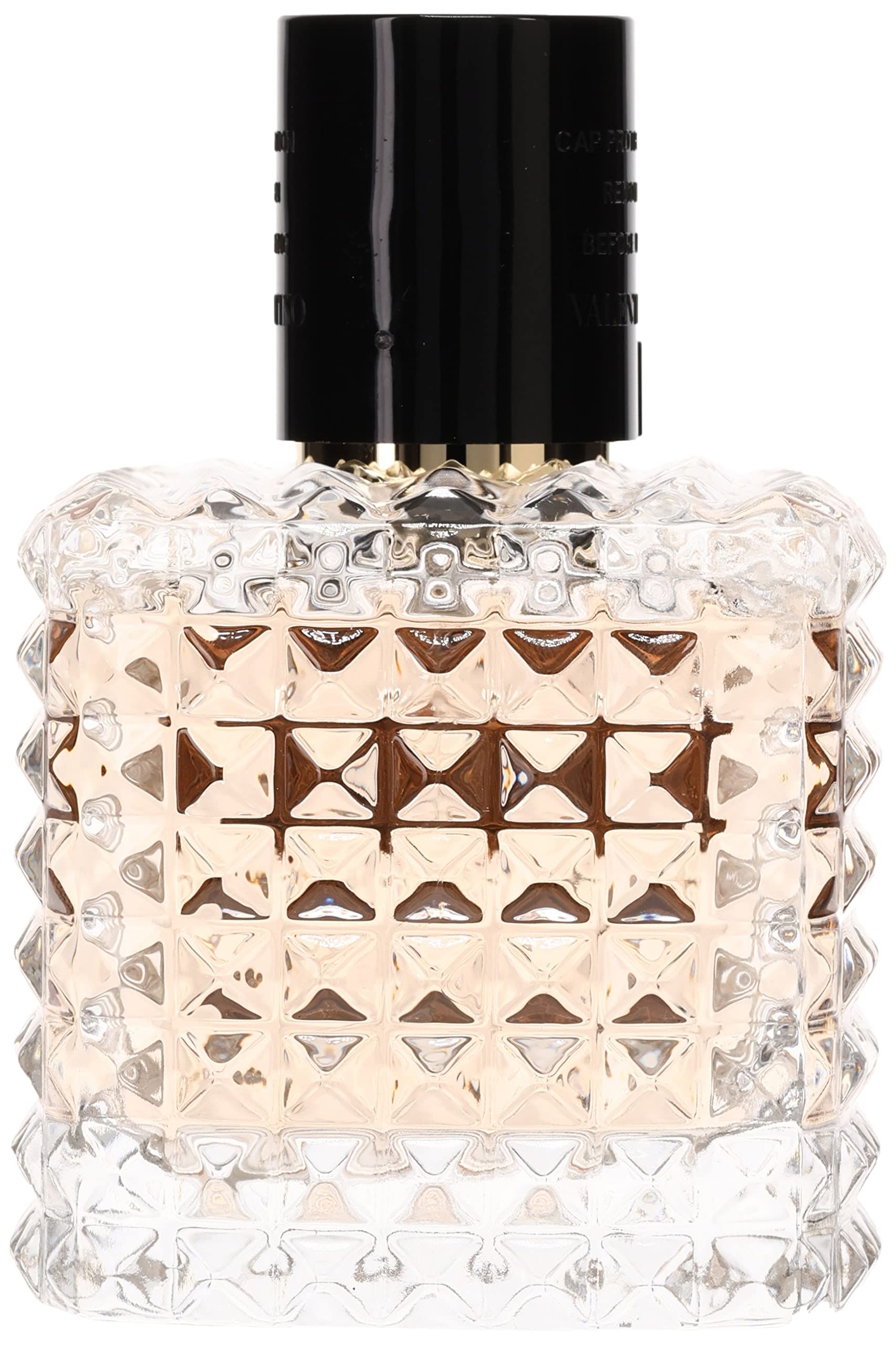 Parfümflakon mit quadratischem, strukturiertem Glas. Goldfarbener Schriftzug. Schwarzer Verschluss.