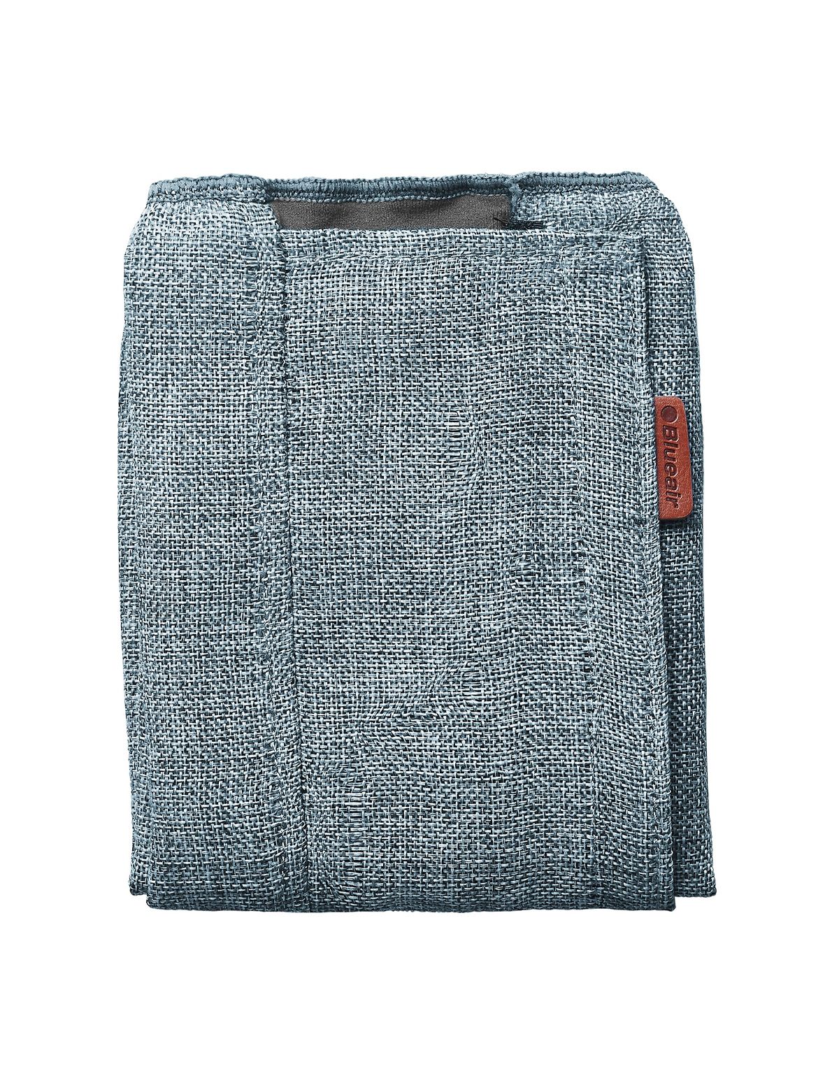 Blaues, rechteckiges Textil. Auf der Seite ein kleines, braunes Label mit der Aufschrift "Blueair".