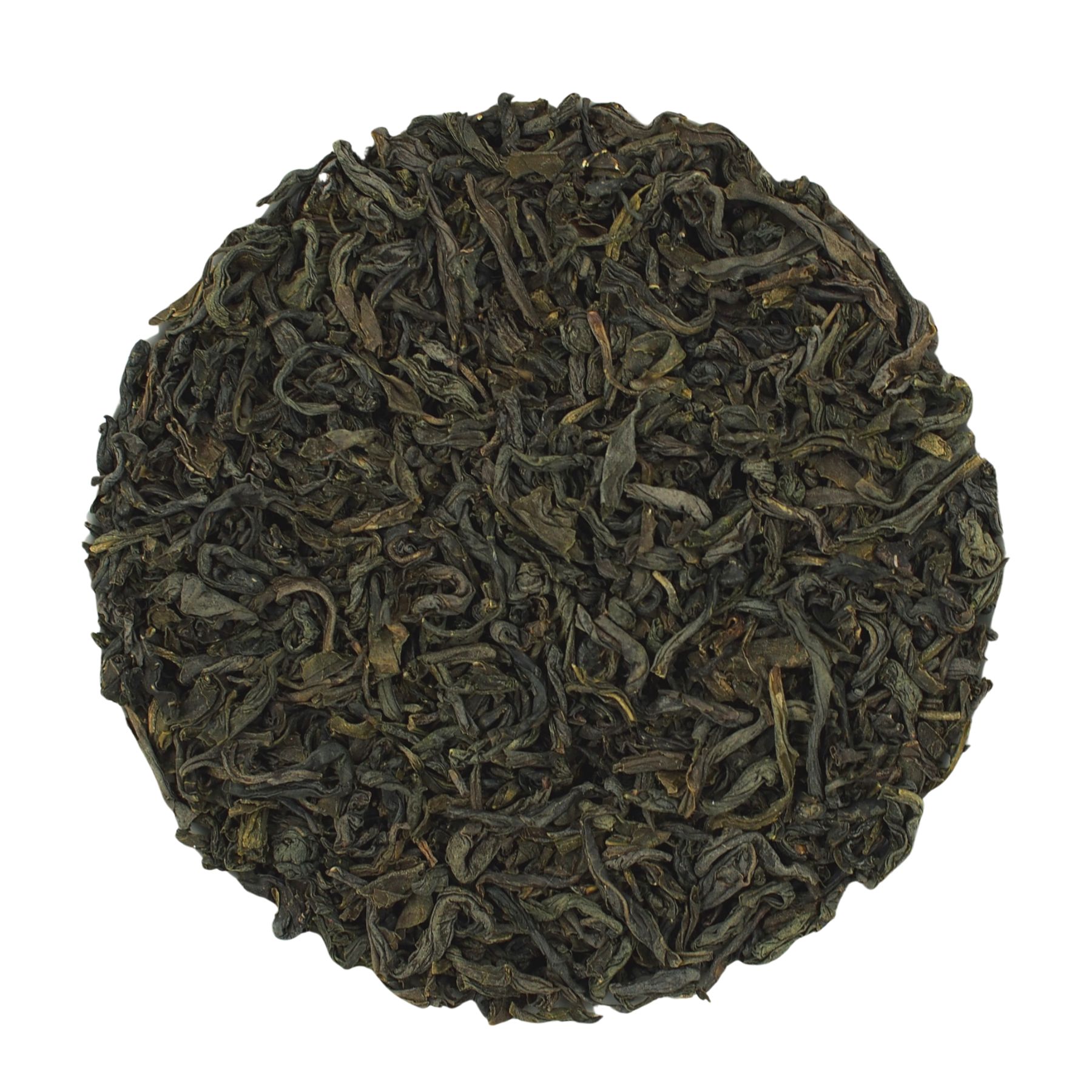 Haufen loser grüner Tee. Dunkelgrüne, getrocknete Teeblätter, kreisförmig angeordnet. Detailaufnahme, isoliert auf weißem Hintergrund.