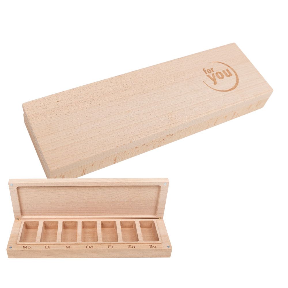 Tablettenbox aus Holz, geschlossen und geöffnet. Auf dem Deckel 'for you' Logo. Sieben Fächer mit Wochentagsbeschriftung.