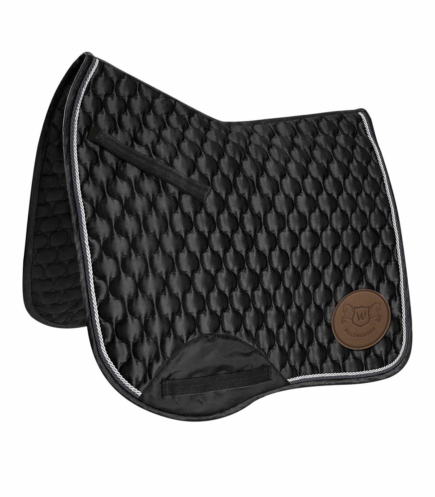 Schwarze Sattelunterlage mit Steppung und Logo. Weißer Rand, Schlaufen. Quadratische Form. Waldhausen-Logo.