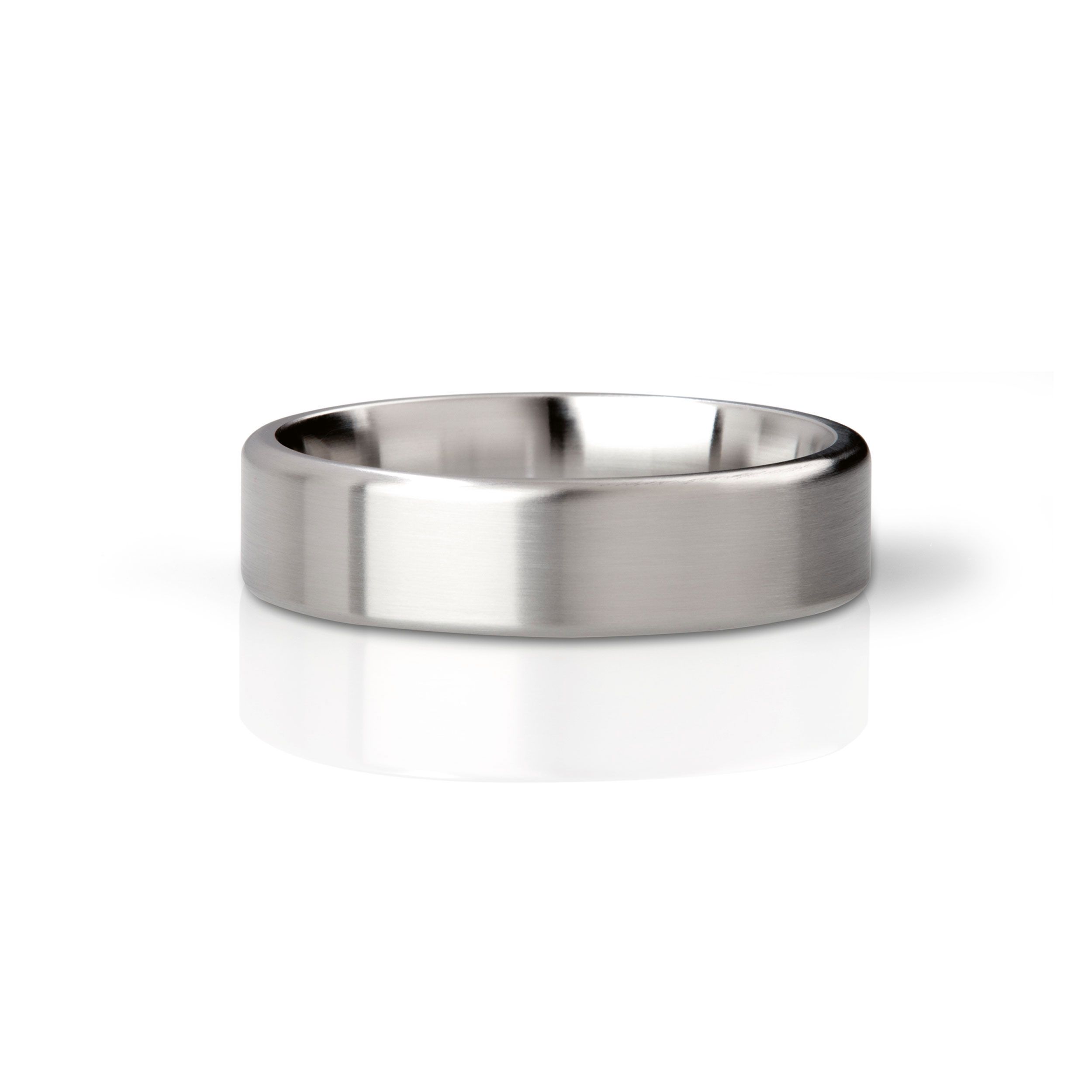Ring aus Metall, flach, gebürstet. Reflektierende Oberfläche. Auf weißem Hintergrund.