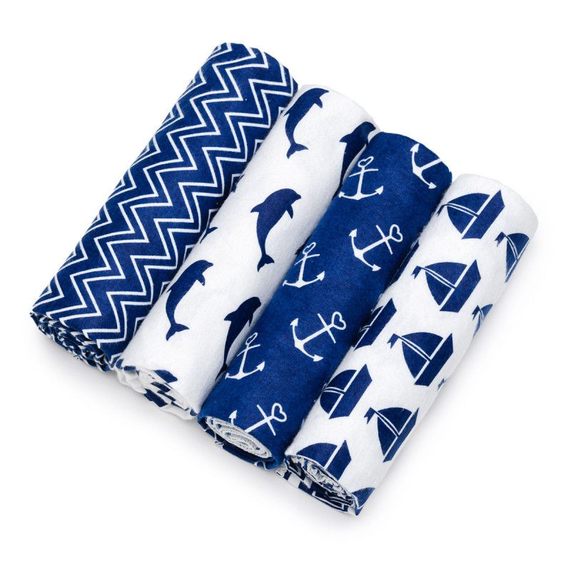 Vier Stoffwindeln mit maritimen Mustern: Chevron, Delfine, Anker und Boote. Blau-weißes Design. Auf weißem Hintergrund.