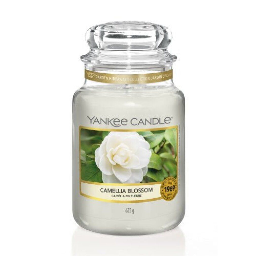 Kerzenglas mit Deckel. Aufkleber mit Blüte und Schriftzug. Goldfarbener Rand. Marke: Yankee Candle. Aufschrift: Camellia Blossom, 623g.