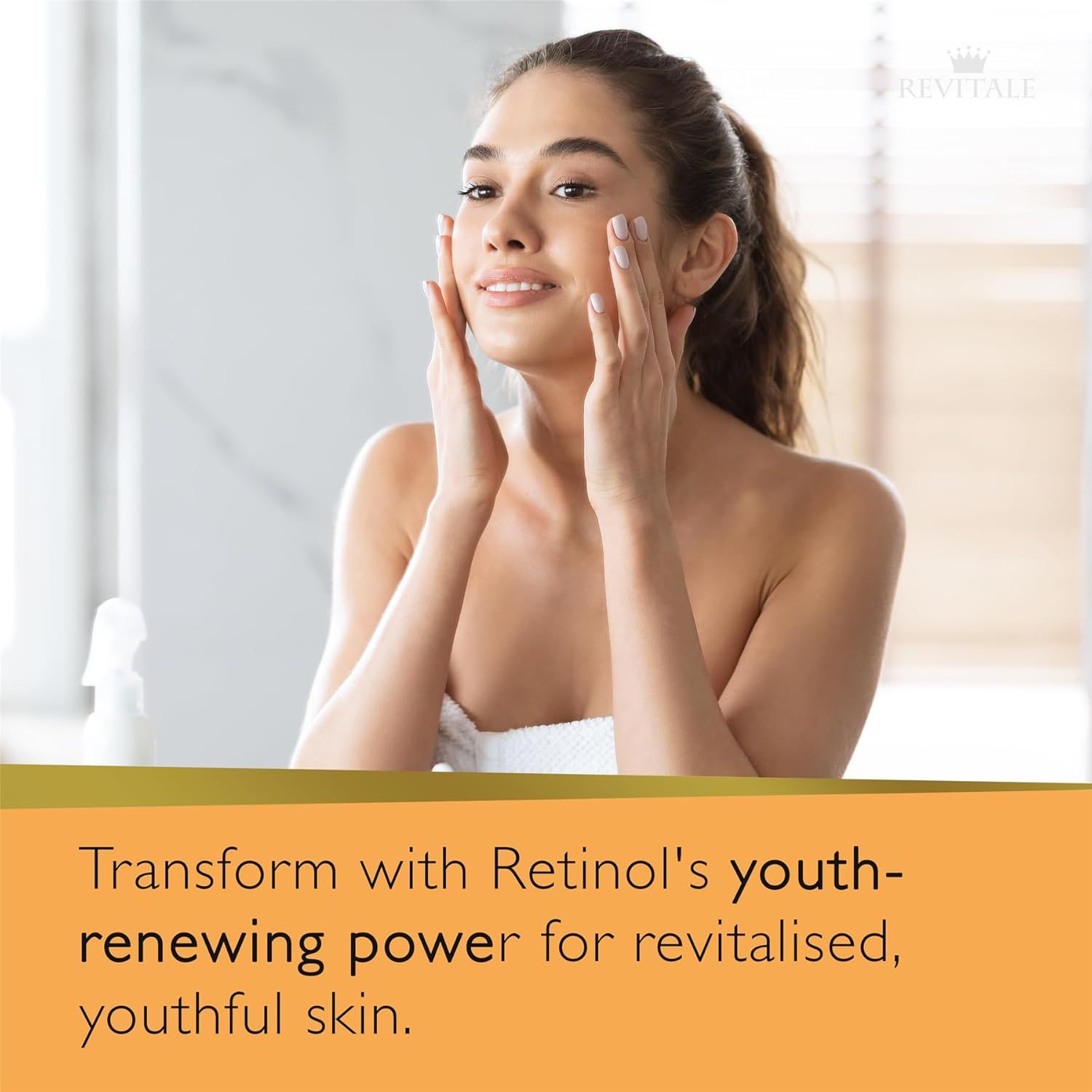 Frau berührt ihr Gesicht. Text: Retinol für jugendliche Haut.