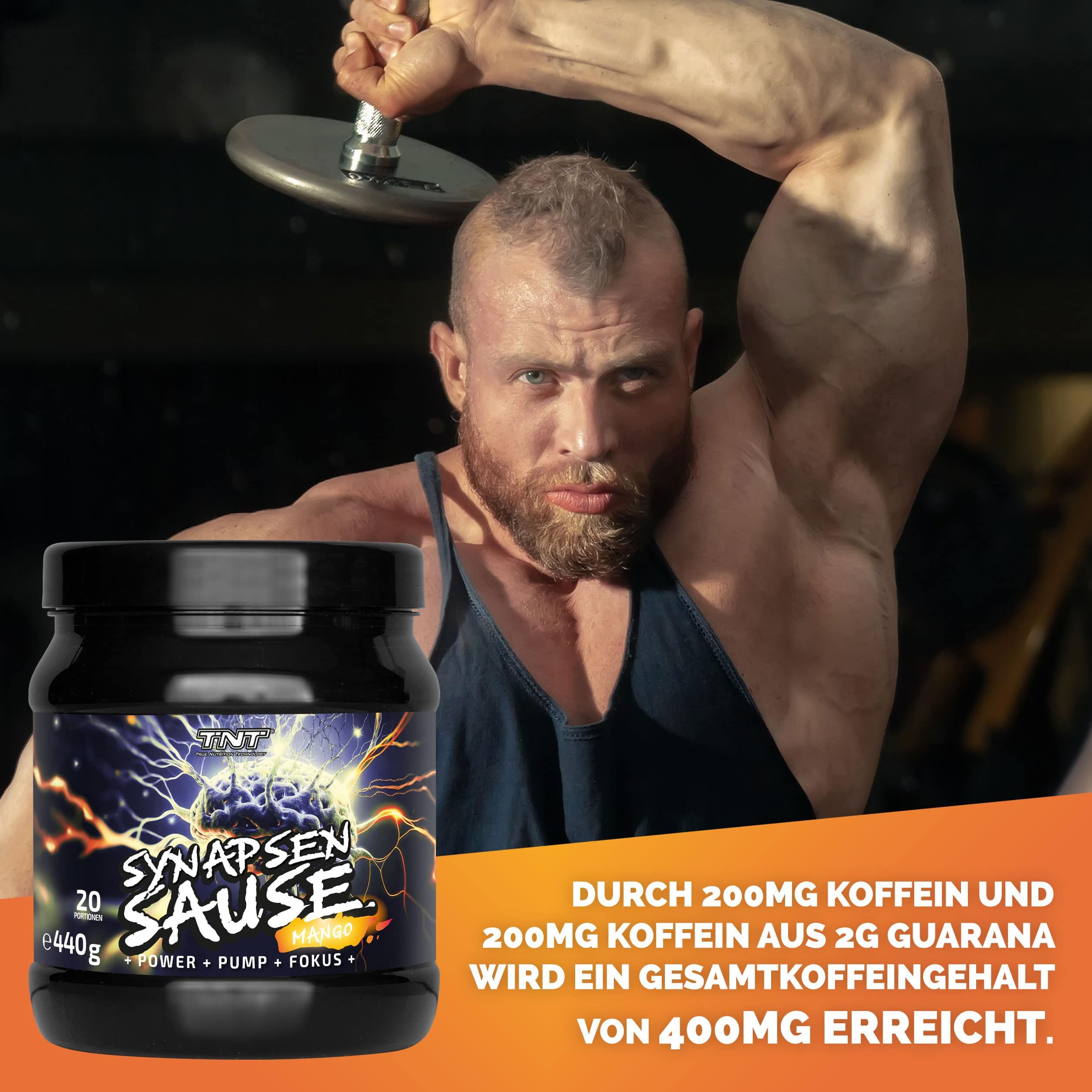 Mann mit Bart hebt Hantel. Vor ihm steht ein schwarzes Produktglas TNT Synapsensause. Text: 400mg Koffein.