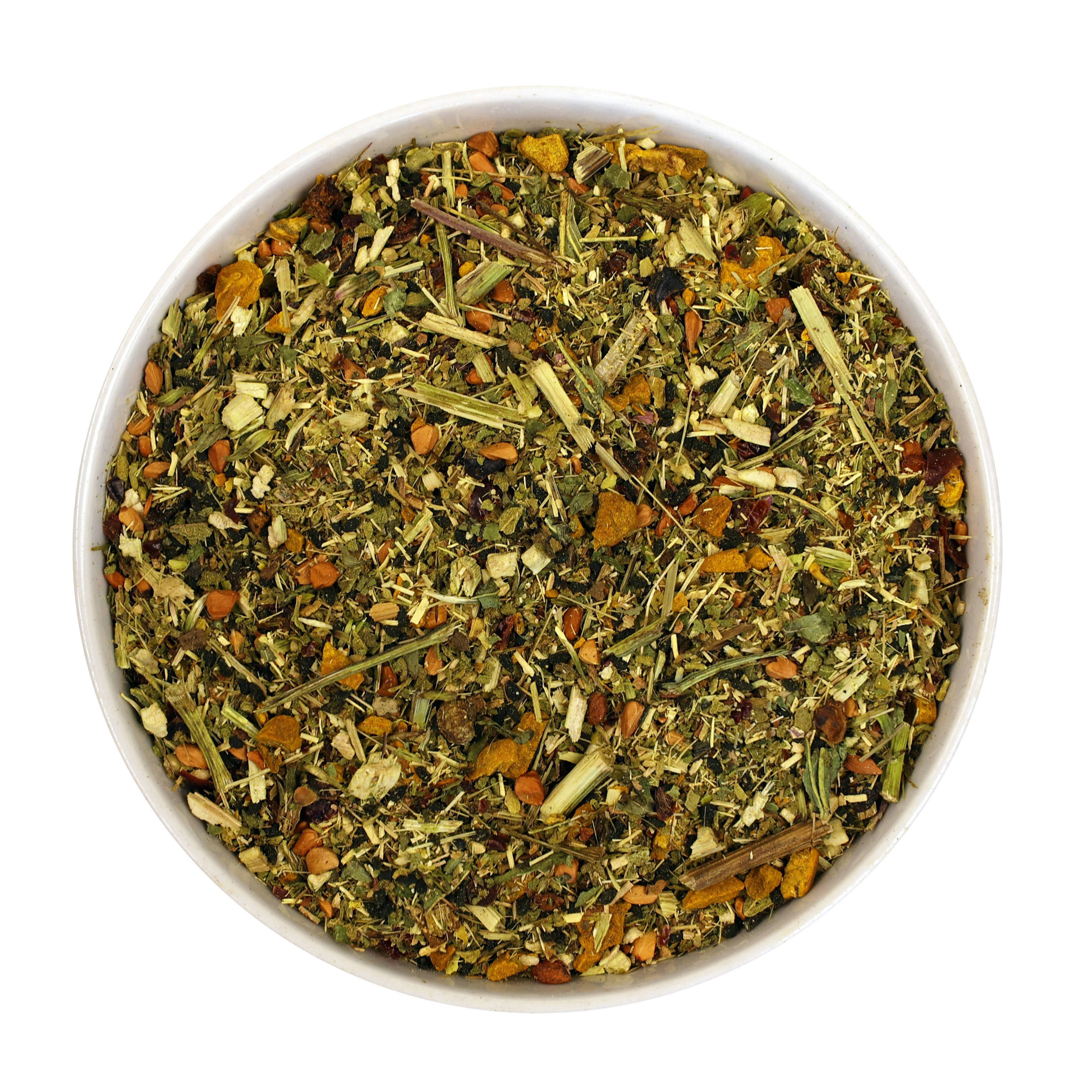 Nahaufnahme von Kräutern in einer weißen Schüssel. Verschiedene getrocknete Kräuter und Pflanzenteile.