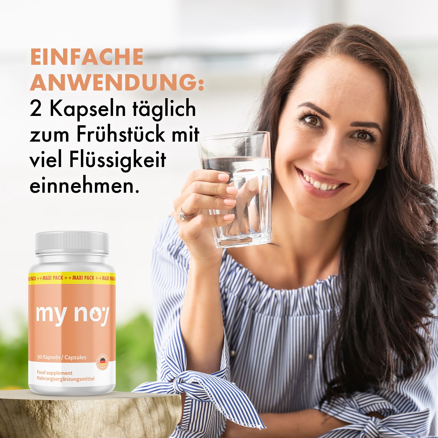 Frau hält Glas Wasser, lächelt. Vor ihr steht eine Flasche my noj Kapseln. Text: Einfache Anwendung: 2 Kapseln täglich mit viel Flüssigkeit.
