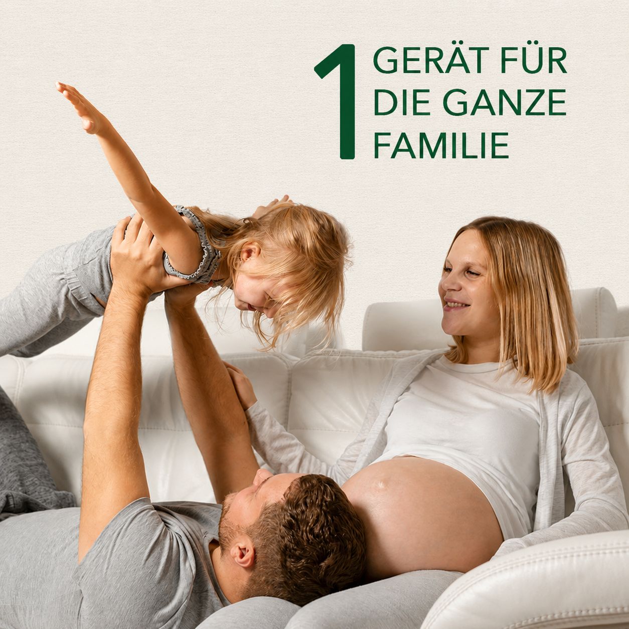 Familie mit Kindern auf einem Sofa, symbolisiert ein Gerät für die ganze Familie.