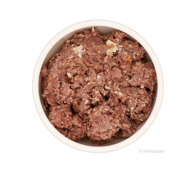 Hundefutter in weißer Schüssel. Gehacktes Fleisch, Ansicht von oben. Logo von PerNaturam.