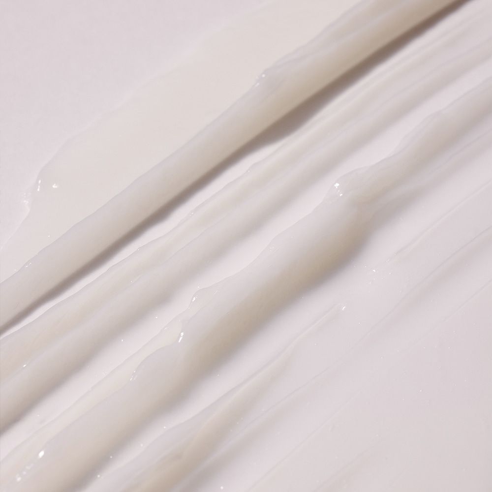 Nahaufnahme von Produkt. Cremige Textur in Streifen auf weißem Hintergrund.