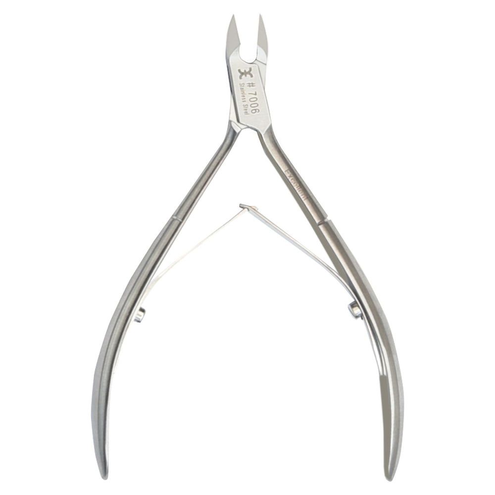 Nagelhautzange aus Metall. Schneide gewölbt. Auf dem Werkzeug ist Text eingraviert.